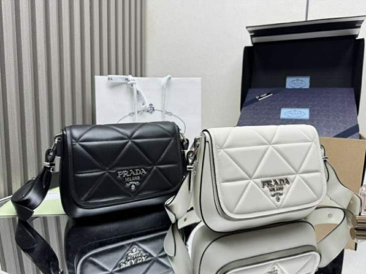 Picture of Prada Handbags _SKUfw207315374fw